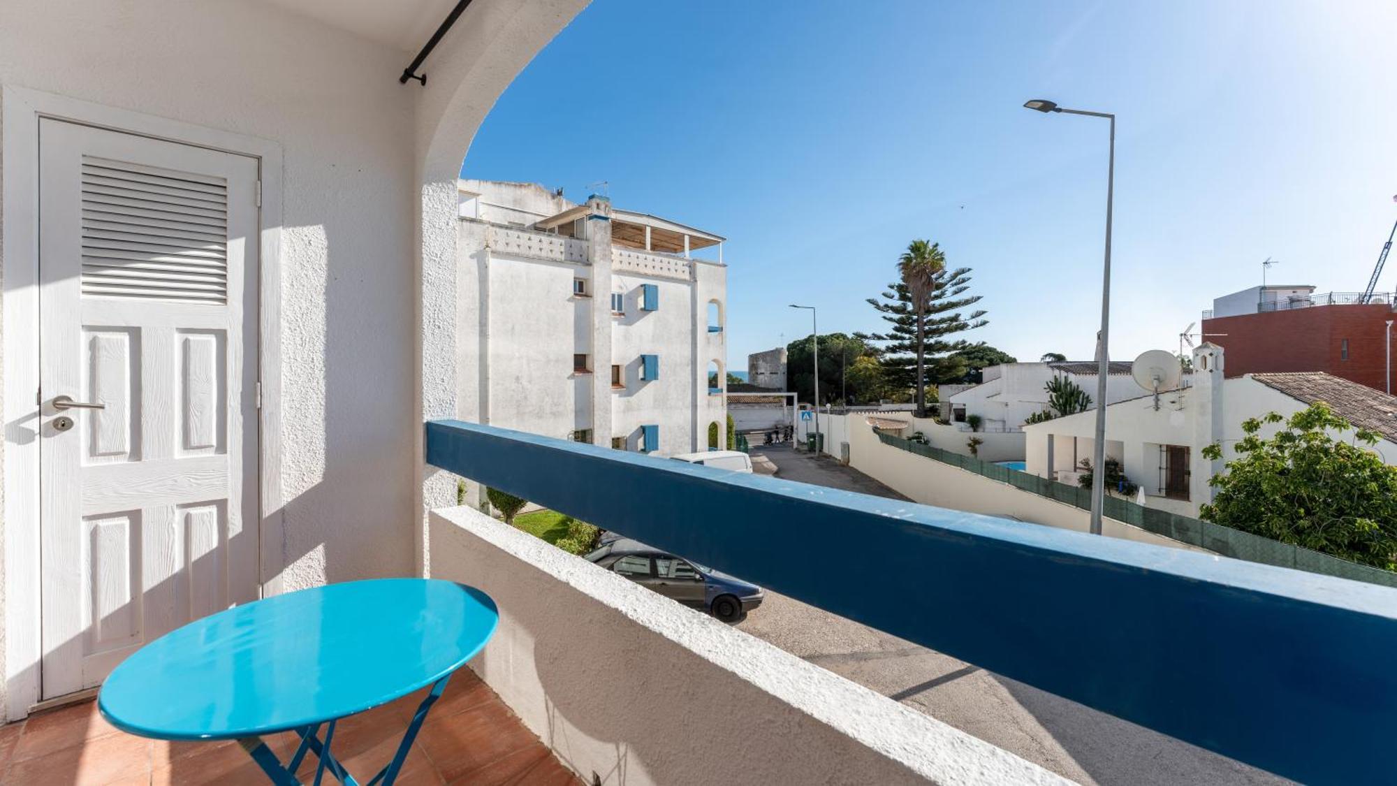 Comfy 2 Bdr W/ Balcony By Lovelystay